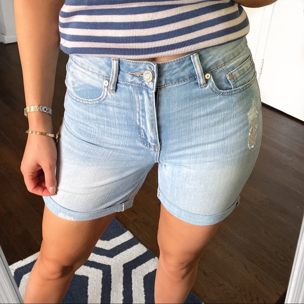 💙 LIGHT BLUE ROLL UP DISTRESSED SHORTS! - Picture 5 of 10
